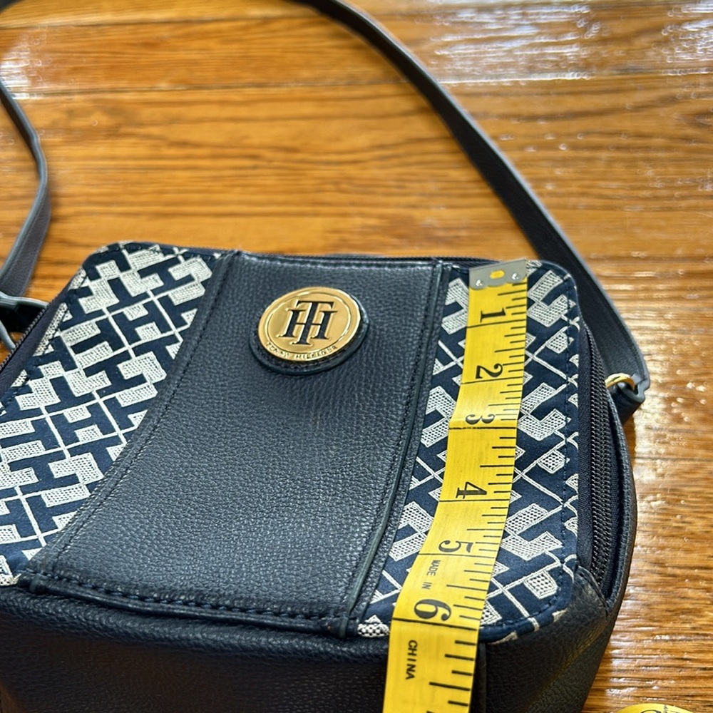 Tommy Hilfiger navy blue crossbody purse.  Zip close. Great condition. - Picture 9 of 11